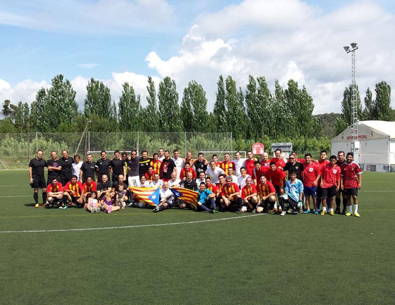 Fotografia de grup dels equips que van participar en el 'Marca un gol per la independència'.