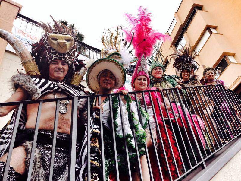 Alguns dels reis i reines del Carnaval palamosí que van participar a la Rua d'Estiu. (Foto: Ass. Carnaval de Palamós).