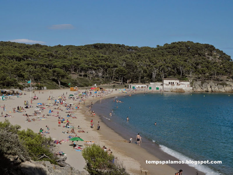 Temps assoleiat a la platja de Castell, aquest cap de setmana.