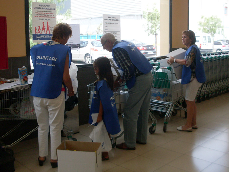 Grup de voluntaris del Recapte d'Aliments al supermercat Mercadona de Palamós.