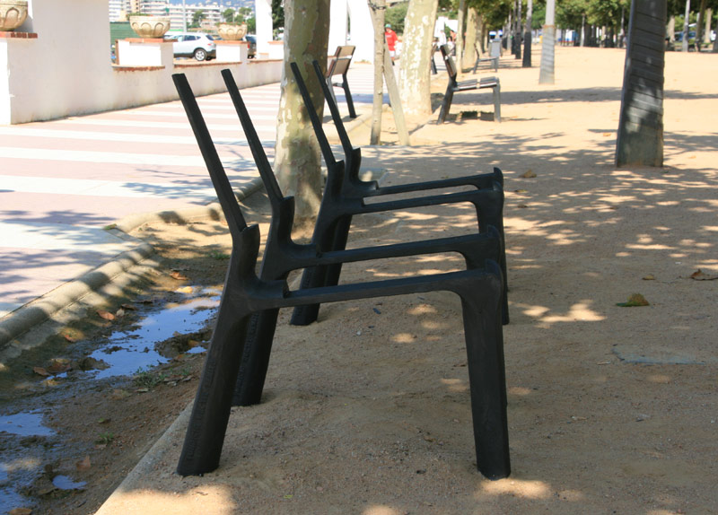 Un banc desmuntat al passeig del Mar.