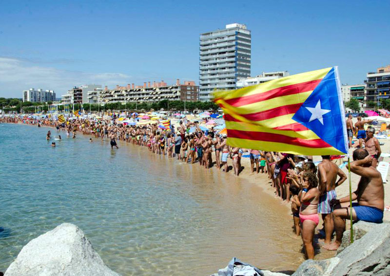 La cadena humana que l'ANC va organitzar l'estiu passat a la badia de Palamós.