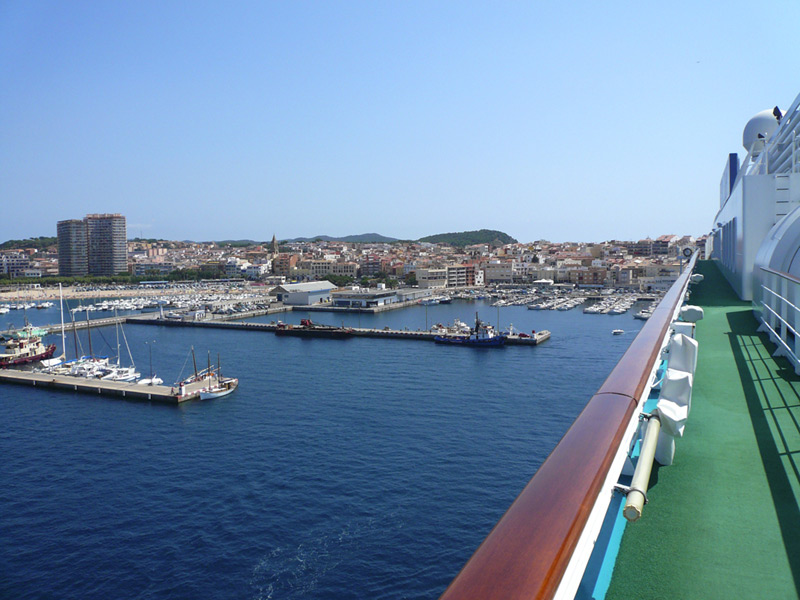 Vista de Palamós des d'un creuer, al moll comercial Fèlix Ribera. (Foto: Ports de la Generalitat). 