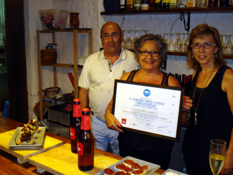 La propietària de 'l'Antic', al centre, amb el premi del concurs 'Tapa Estrella'.