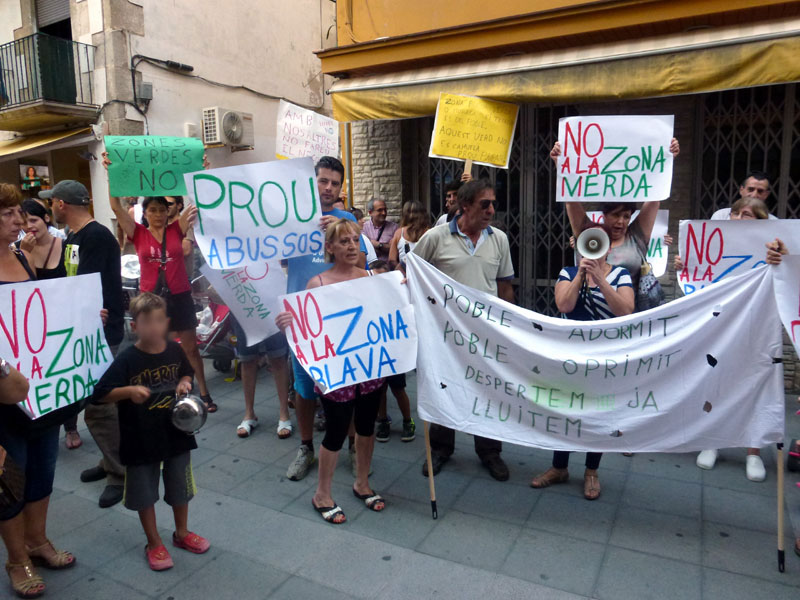 Mobilització dels veïns davant l'Ajuntament de Palamós, la setmana passada.