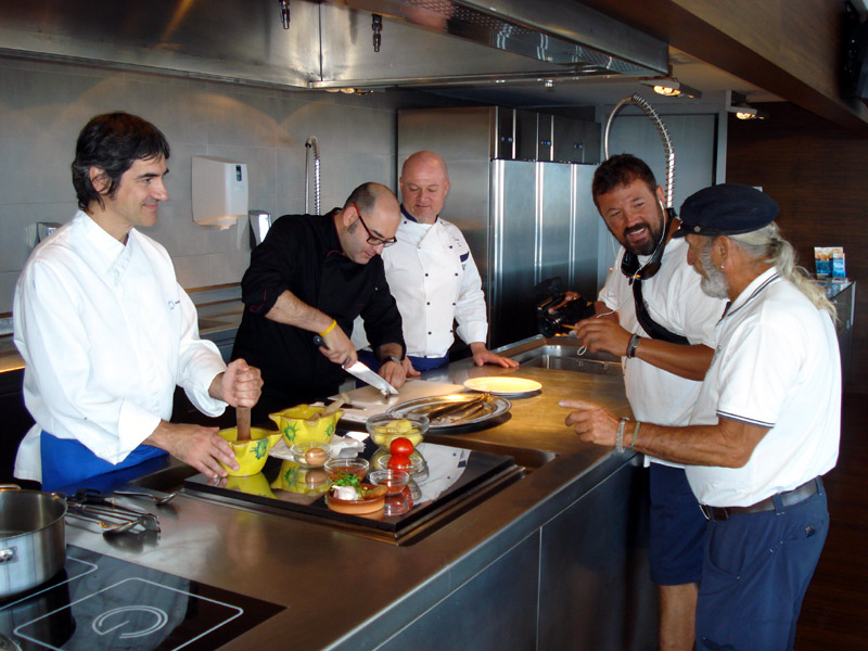 Pepe Marín, amb la càmera a la mà, a l'Espai del Peix. (Foto: Ajuntament de Palamós).