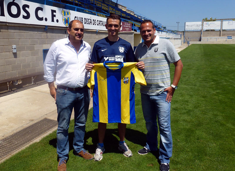 Jordi Matamala, al mig, amb el president Joan Pau Pérez i el director esportiu, Joan Mármol.