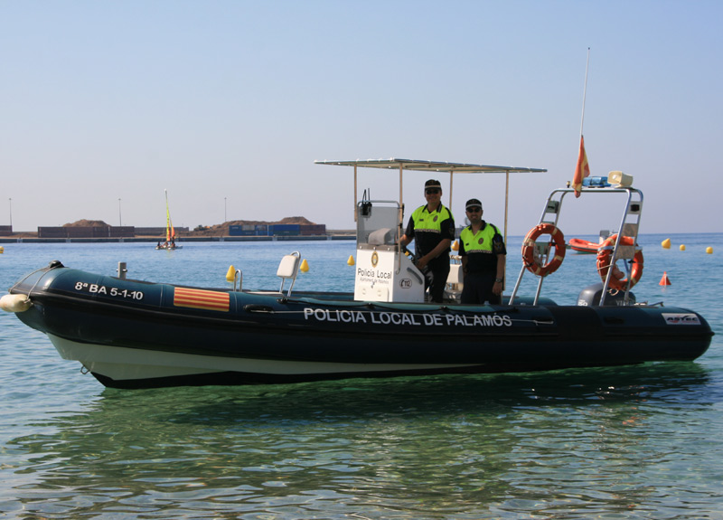 L'incendi va ser observat des de l'embarcació de la Policia Local de Palamós.