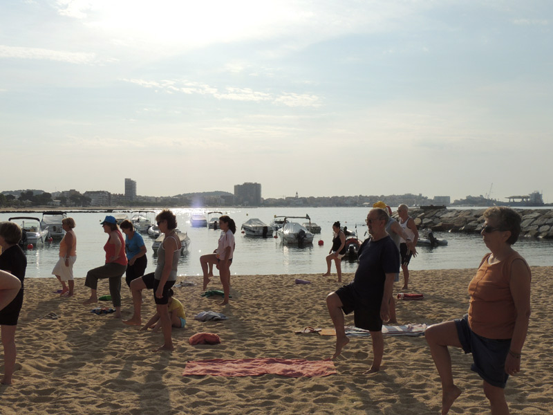 Activitats de lleure i esport a l'estiu, a la platja de Sant Antoni.