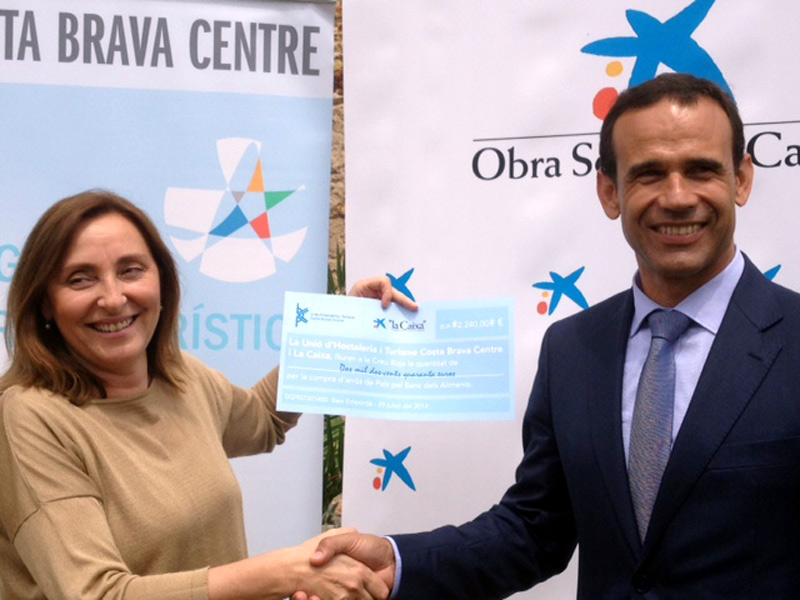 Lliurament dels diners a l'Obra Social 'La Caixa', promotora de la campanya solidària.