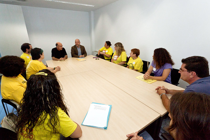 Reunió dels representants de 'L'Empordà es mou' amb el delegat d'Ensenyament, Albert Bayot. (Foto: C. Páramo)