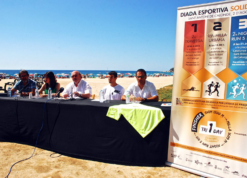Acte de presentació de la Jornada Solidària, aquest matí a la platja de Sant Antoni.