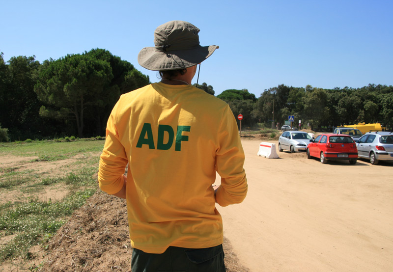 Un voluntari de l'ADF Gavarres Marítima, a l'aparcament de Castell.