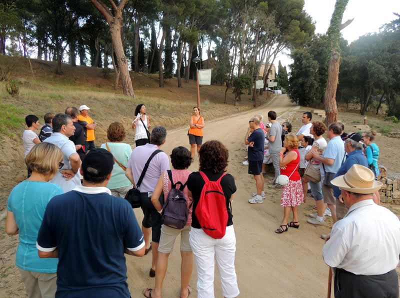 Un moment de la visita guiada al Collet. (Foto: Ajuntament de Calonge).
