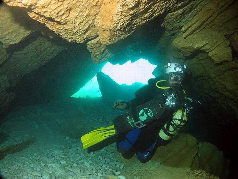 Especialistes del GEAS a l'interior d'una cova submarina. (Foto: agrupacionahumada.com).