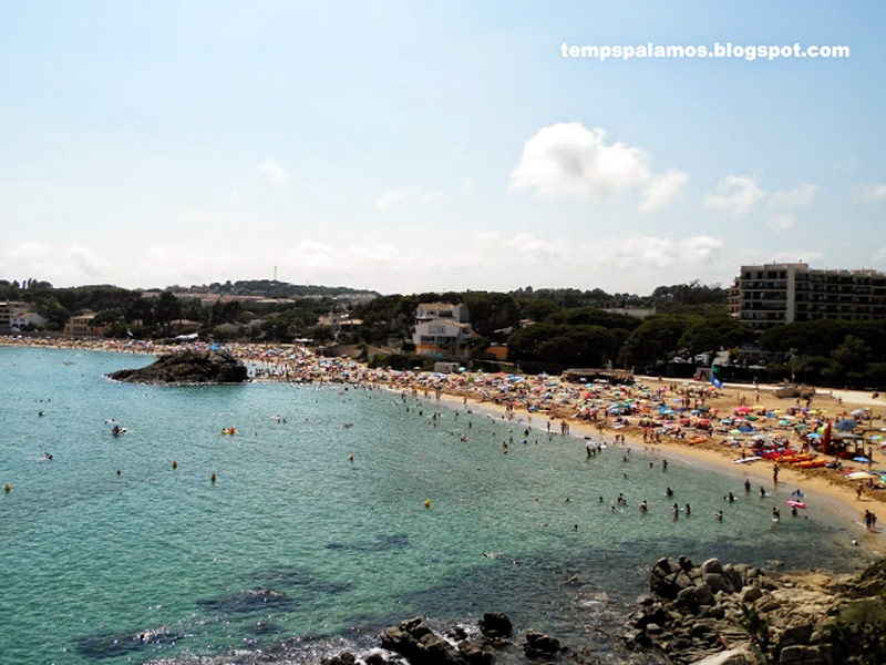 Temps plàcid a la platja de La Fosca, ahir. (Foto: eltempspalamos).