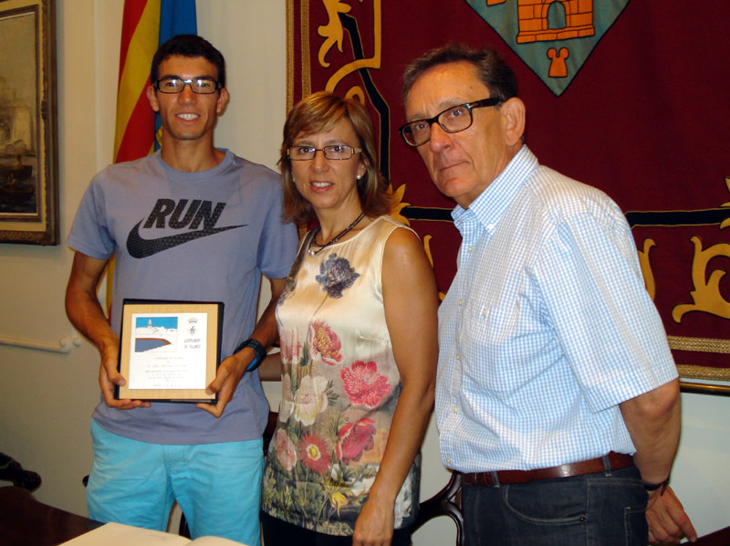 Adel Mechaal amb l'alcaldessa, Teresa Ferrés, i el primer tinent d'alcalde, Joan Gea.