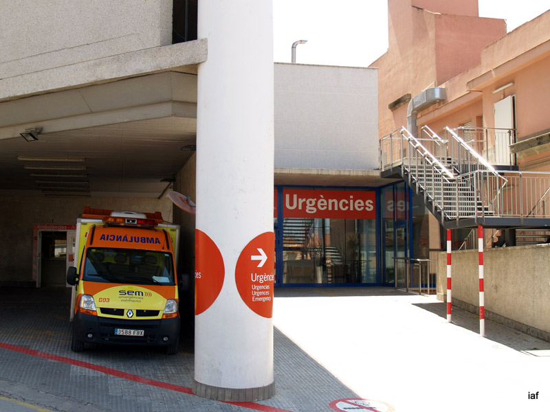Entrada al servei d'urgències de l'hospital de Palamós, amb l'ambulància de Suport Vital Avançat. (Foto: arxiu RP).