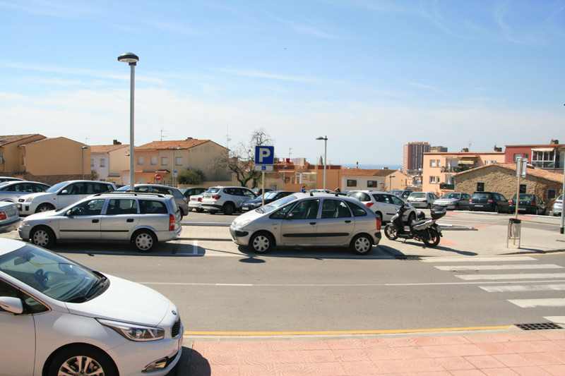 Vehicles estacionats en un carrer del barri de Mas Guàrdies. (Foto: arxiu RP).