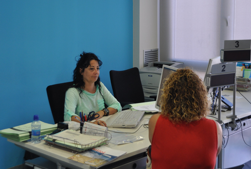 Atenció al públic a l'Oficina de Treball de la Generalitat a Palamós. (Foto: arxiu RP).