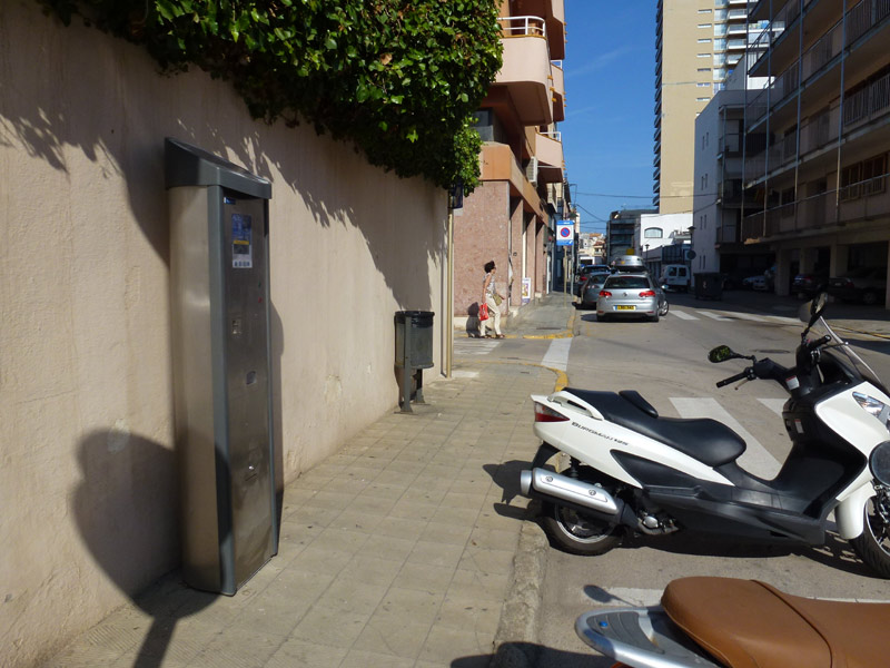Màquina expenedora del carrer de López Puigcerver. (Foto: Ràdio Palamós)