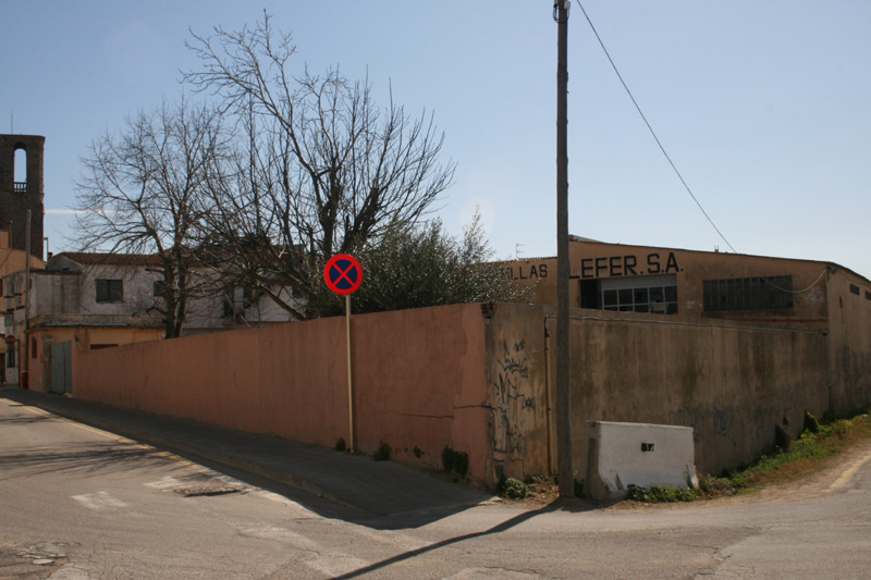 L'antiga fàbrica de Plantilles Léfer es podria convertir en aparcament. (Foto: Ràdio Palamós).