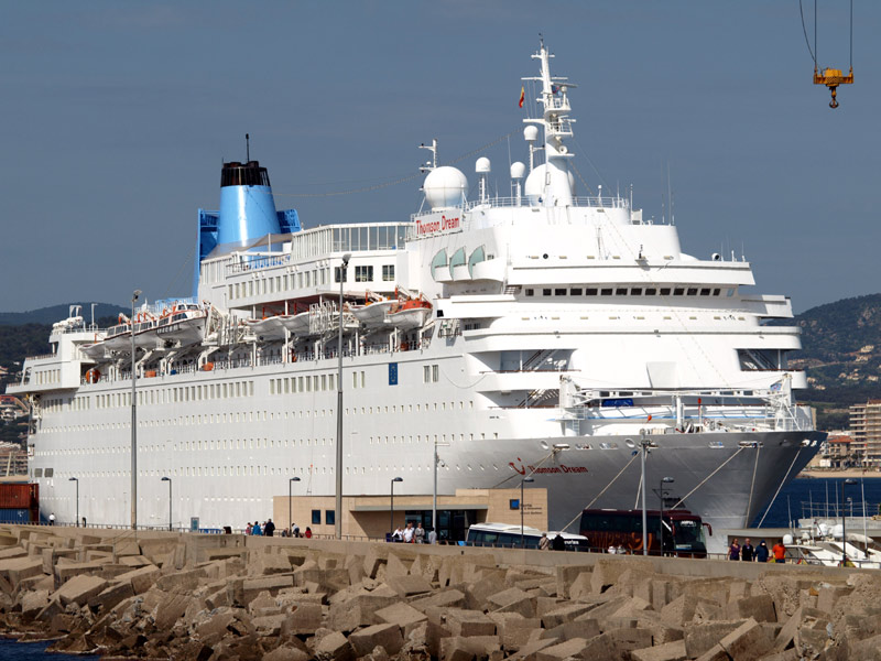 El creuer Thomson Dream al port de Palamós. (Foto: Ràdio Palamós).