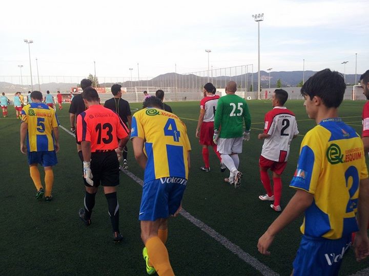 Moments previs a l'inici del partit entre el Mollet i el Palamós, dissabte passat. (Foto: CF Mollet).