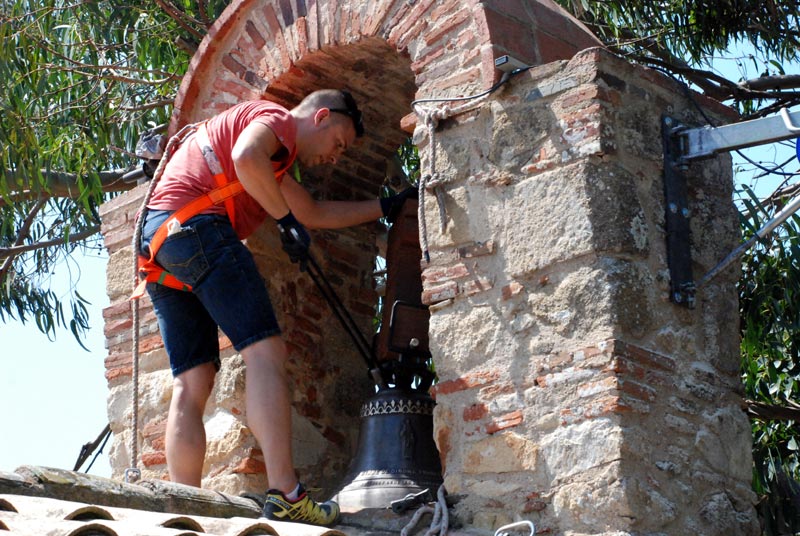 Tasques de col·locació de la campana, la setmana passada. (Foto: Ajuntament de Calonge).
