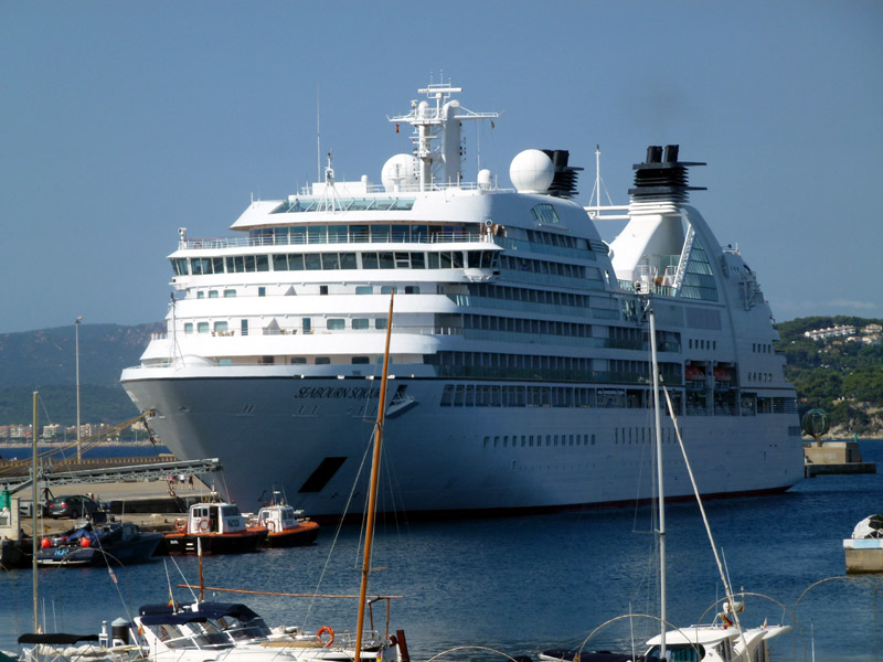 El Seabourn Sojourn avui al port de Palamós.Foto Ràdio Palamós