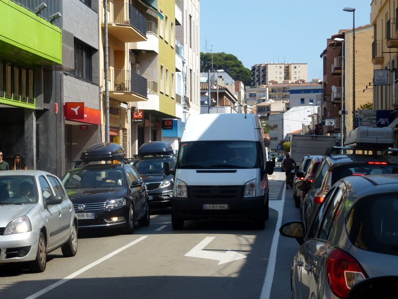 Trànsit dens aquest matí a l'avinguda de l'Onze de Setembre. (Foto: Ràdio Palamós).