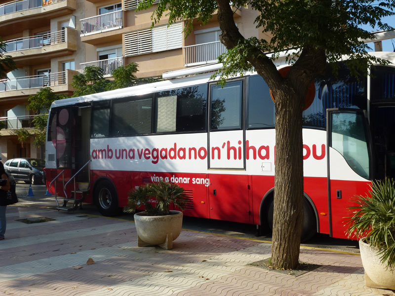 La unitat mòbil de l'Associació de Donants de Sang , avui i demà, al passeig del Mar de Palamós. (Foto Ràdio Palamós)