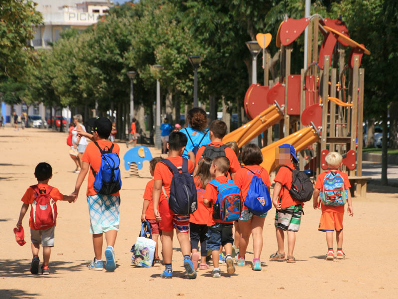 Activitat del casal al passeig del Mar, aquest estiu. (Foto: Ràdio Palamós). 