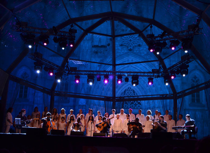 Pedro Burruezo i companyia actuen avui al Festival de la Porta Ferrada. (Foto: Burruezo&Bohemia Camerata.jpg). 