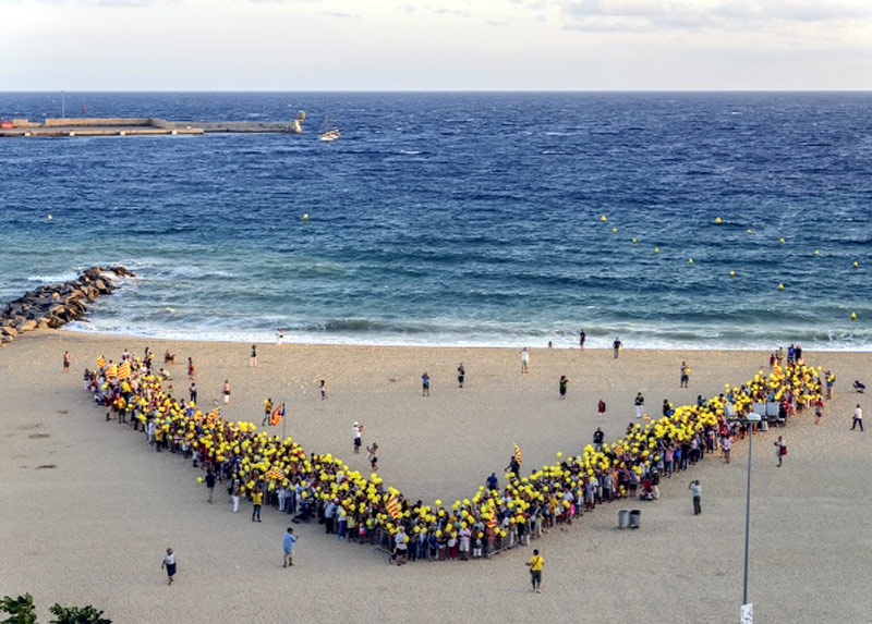 Vista de la 'V', ahir a la platja Gran de Palamós. (Foto: J.Carles Reyes).