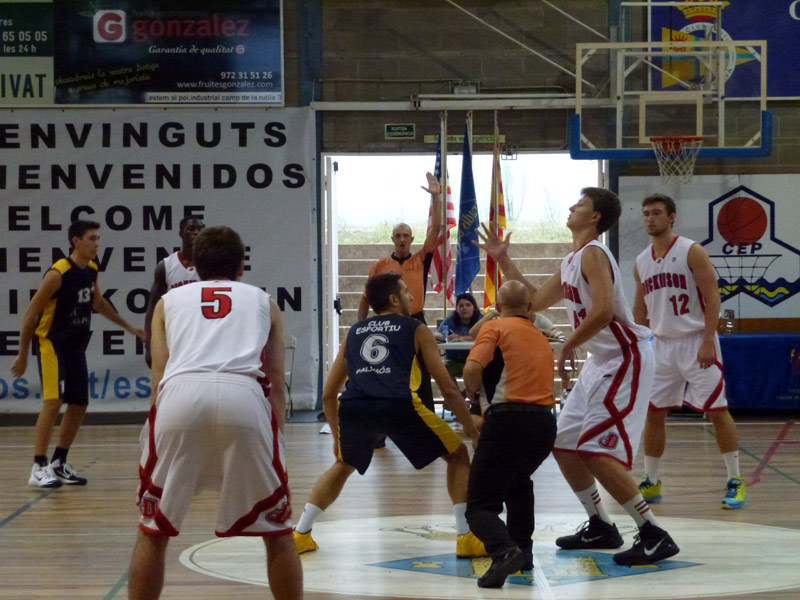 Una acció del partit d'ahir al Pavelló Municipal. (Foto: Ràdio Palamós).