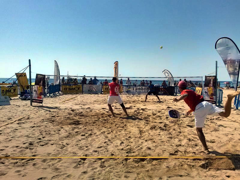 El tennis platja és un esport en auge. (Foto: reusdigital.cat).