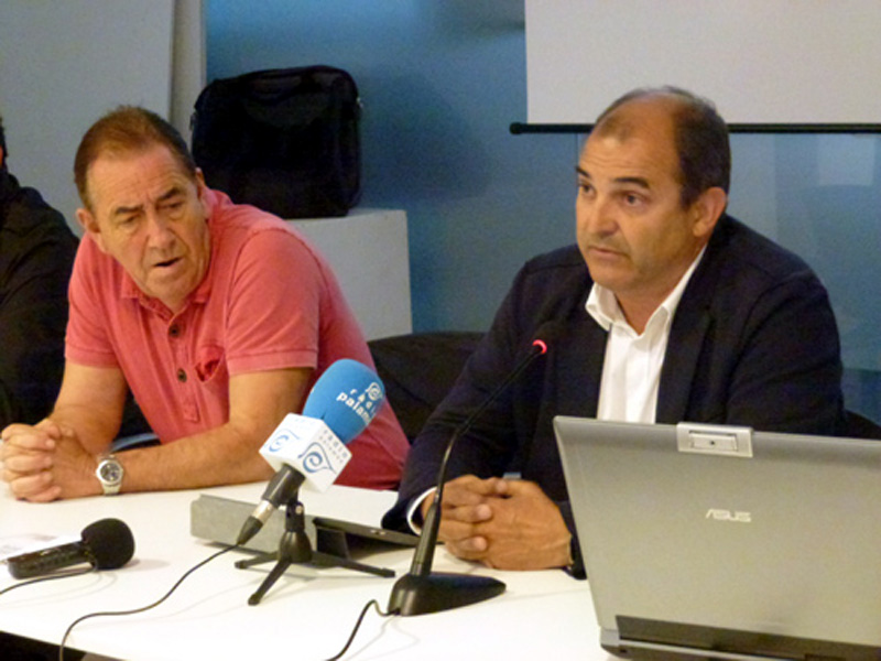 El vicepresident Pere Caixàs, a l'esquerra, ha representat el Palamós CF a la reunió de clubs. (Foto: Ràdio Palamós).