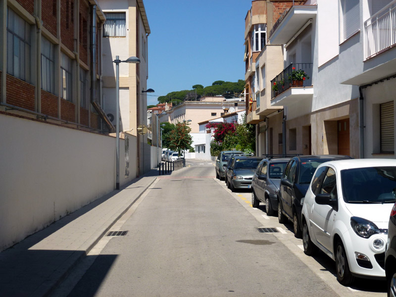 El carrer Hospital, un dels que tindrà zona verda d'aparcament a partir de l'octubre. (Foto: Ràdio Palamós).