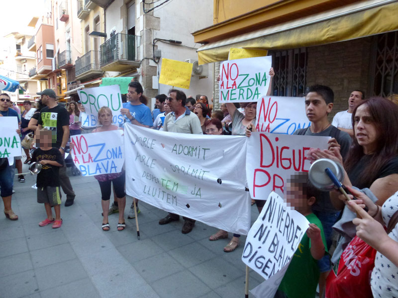 Protesta contra les zones verdes davant l'Ajuntament. (Foto: Ràdio Palamós).