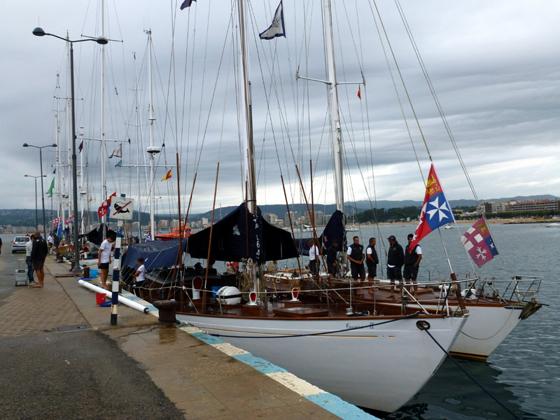 Els velers italians, amarrats aquest matí al port de Palamós. (Foto: Ràdio Palamós).