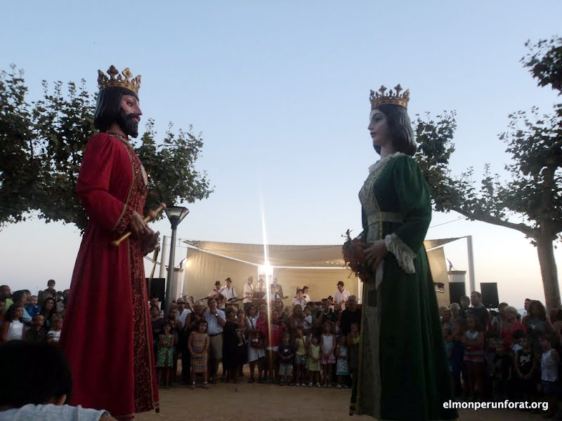 Imatge d'arxiu de l'activitat Gegants de nit. (Foto: elmonperunforat.org).