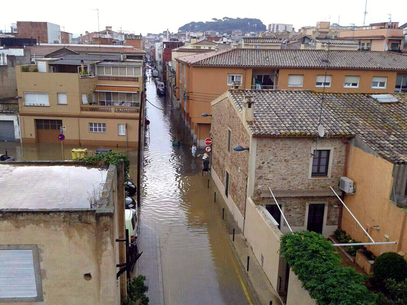 El carrer d'Alba, entre Santa Marta i Sant Antoni, ple d'aigua aquest migdia. 