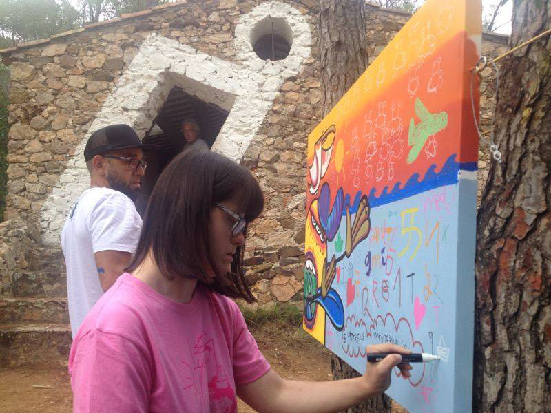 Una de les accions d'art urbà que ja es va fer al juliol amb Ana Vives. (Foto: Ajuntament de Palamós).