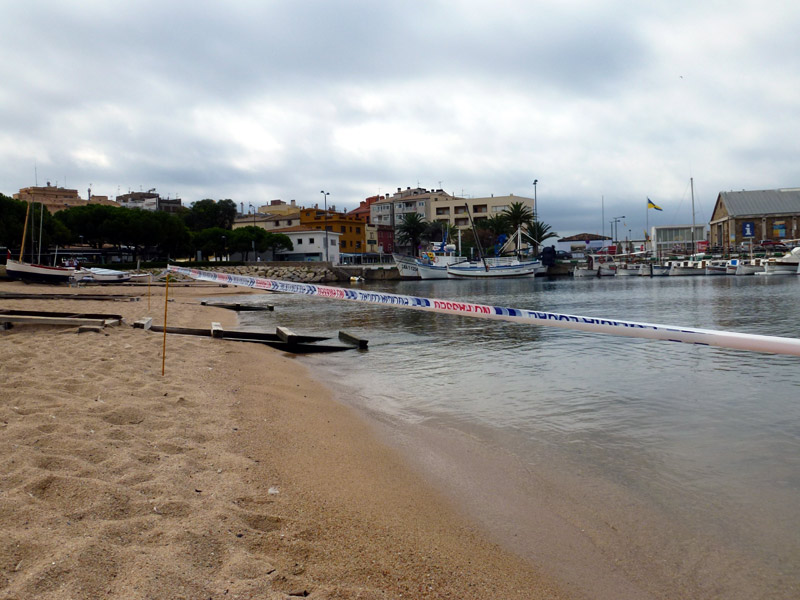 Efectius de la brigada municipal a la platja de La Fosca aquest matí. (Foto Ràdio Palamós)