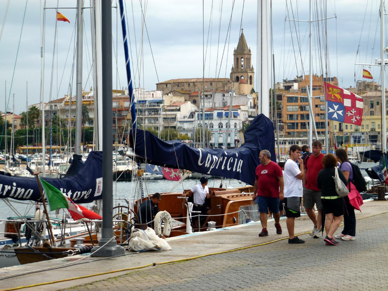 El veler Capricia, vist des del moll Vell del port de Palamós.