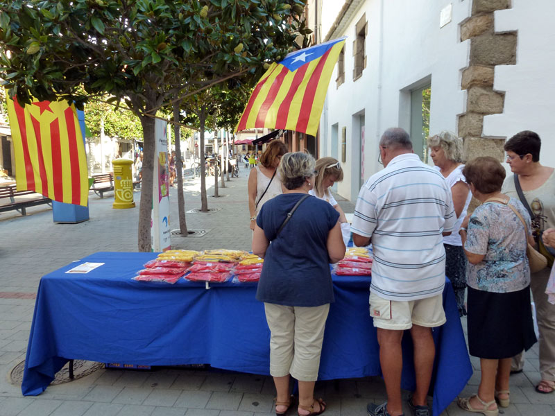 Parada del 'Signa un vot per la independència' a Palamós, en una imatge d'arxiu. (Foto: Ester Vollmer).