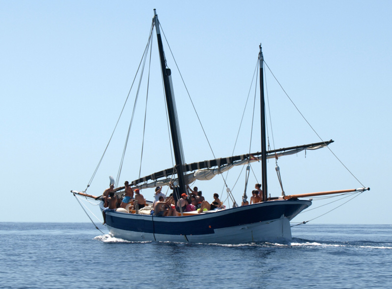 El veler Rafael ofereix rutes marítimes guiades durant l'estiu. (Foto: Ràdio Palamós).