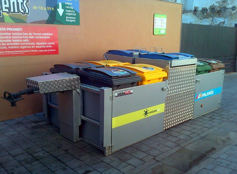Una de les illes emergents de contenidors que hi ha a Palamós. (Foto: Àrea Medi Ambient-Ajuntament Palamós).
