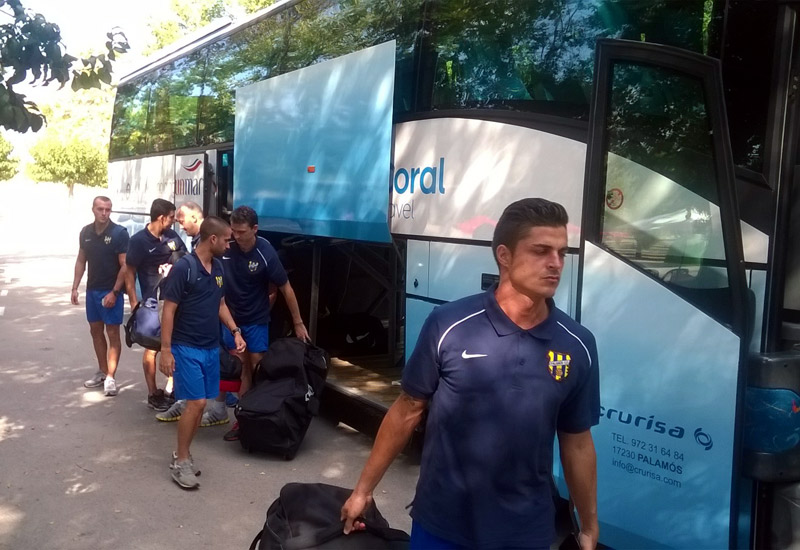 Els jugadors del Palamós en el moment de l'arribada a Vilafranca. (Foto R.Ribas Ràdio Palamós)